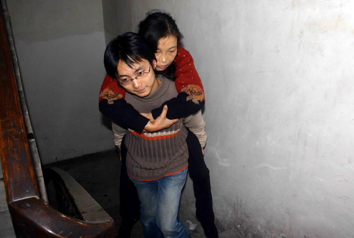 背母上學 背母上學